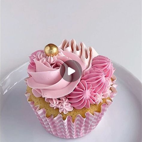 80th Cupcake Ideas, Fancy Cupcakes Decorating Design, Elegant Cupcakes Classy, Boho Birthday Cupcakes, Decorated Cupcakes Ideas Creative, Cupcakes With Macarons On Top, Cake And Cupcakes Combo, Decorated Cupcakes Ideas, Fancy Cupcakes Decorating