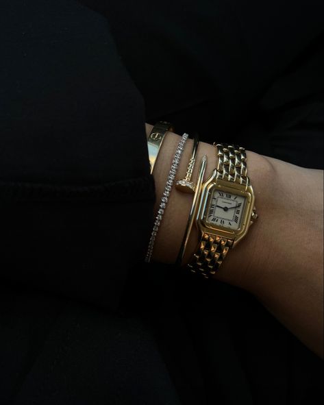 Layered Bracelets Aesthetic, Drømme Liv, Inexpensive Jewelry, Body Chains, Luxe Jewelry, Paris Mode, Cartier Jewelry, Cartier Watch, Classy Jewelry