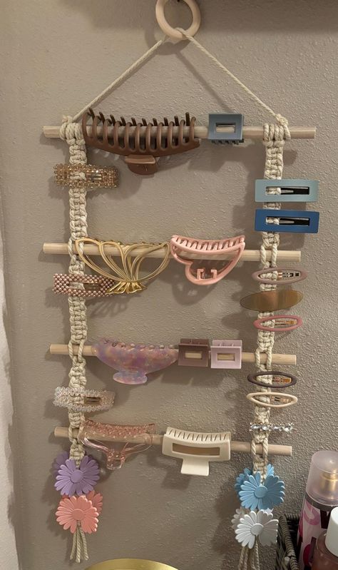 Need a way to organize your clips and barrettes? Here is a lovely macrame hanger to have your hair accessories make a statement piece! you can get it with or without the scrunchie clips. Hairclip Holder Diy, Hair Clip Holder Diy Organizers, Claw Clip Hanger, Macrame Claw Clip Holder, Hair Accessories Organization Diy, Macrame Hair Clip Holder, Easy Macrame Gifts, Scrunchie Holder Diy, How To Organize Hair Accessories