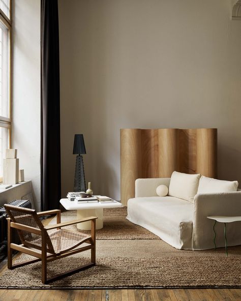 Eclectic minimalism featuring a curated mix of sculptural elements and midcentury modern pieces | Seen here: a Bemz Ecru Teddy Minimalist Fit cover for an IKEA Söderhamn sofa Ikea Soderhamn, Eclectic Loft, Söderhamn Sofa, Ikea Sofas, Ikea Couch, Ikea Sofa, Sofa Frame, Sofa Styling, Ikea Furniture