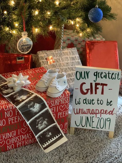 38 Christmas Pregnancy Announcements for Your Baby Reveal - Just Simply Mom Christmas Gender Reveal, Baby Announcement Photoshoot, Pregnancy Hacks, Baby Annoucement, Christmas Baby Announcement, Fun Baby Announcement, Cute Pregnancy Announcement, Baby Announcement Pictures