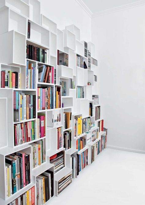 Bibliothèque originale : 20 idées de design Wood Book Shelves, Cube Wall Shelf, White Flooring, Etagere Cube, Bibliotheque Design, Storage Hallway, Ideas Para Organizar, Modular Shelving, Cat Shelves