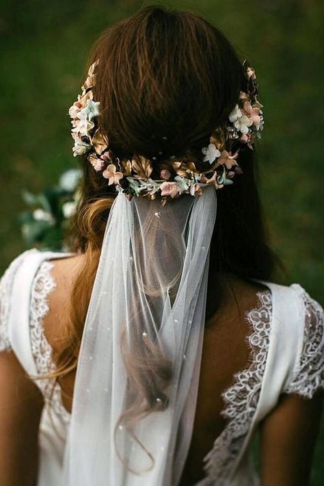 Fashion Week Hair, Fall Wedding Hairstyles, Bridal Hair Veil, Flowers In Her Hair, Best Wedding Hairstyles, Wedding Hair Flowers, Wedding Forward, Bride Style, Wedding Hair And Makeup