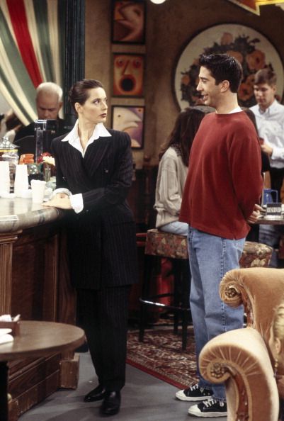 Isabella Rossellnni guest stars as herself, with Ross (David Schwimmer). Friends, season 3, Episode 5: The One with Frank Jr. Isabella Rossellini Style, Friends Season 3, Ross Friends, 90s Sitcoms, Billy Crystal, Kristin Davis, Isabella Rossellini, Friends Episodes, Ross Geller