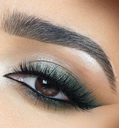 11. Green Eyeshadow for brown eyes Looking for the best eyeshadow eye makeup trends 2021. Whether smokey, Euphoria or soft glam eye makeup looks... Makeup Verde, Green Dress Makeup, Green Eyeshadow Look, Glam Eye Makeup, Ball Makeup, Eye Makeup Images, Under Eye Makeup, Elegantes Makeup, Prom Eye Makeup