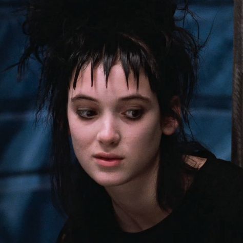 Winona Ryder - Lydia Beatle Juice Winona Ryder, Lydia Deetz Hairstyle, Lydia Deetz Bangs, Lydia Deetz Wallpaper, Winona Ryder Dracula, Lydia Deetz Icon, Winona Ryder Now, Beetlejuice Winona Ryder, Beetlejuice Icon