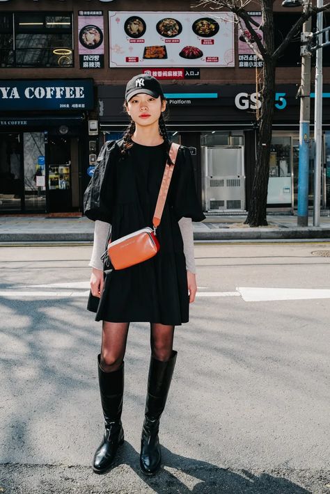 The Best Street Style at Seoul Fashion Week Fall 2022 | Vogue Seoul Fashion Week Street Style, Hybrid Fashion, Tokyo Fashion Week Street Styles, Korean Fashion Week, Outfits For Christmas, Korea Street Style, Japan Fashion Street, Tokyo Fashion Week, Tokyo Street Style