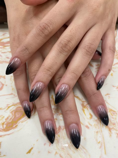 Ombre Black Nails Acrylic, Black White Ombré Nails, Black To Clear Ombre Nails, Ombré French Tip Black, Black Faded French Nails, Faded Black Tip Nails, Black Gradient Nails Short, Black Ombré Almond Nails, Black Ombre Almond Shaped Nails