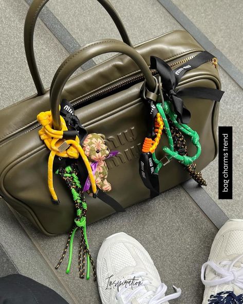 we’ve found the coolest looks from those who’ve mastered styling bag charms #bagcharms 🔍 how to style a bag, bag charms, bag charms keychains, hermes bag charms Keychain Bag Aesthetic, Hermes Bag Charm, Bag Charm Trend 2024, Bag Keychain Aesthetic, Bag Charms Aesthetic, Bag Accessories Keychain, Charms For Bags, Bag With Keychain, Bag With Charms