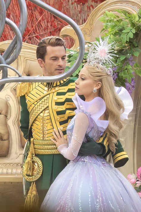 Wicked Musical Broadway, Glinda And Elphaba, Elphaba And Glinda, Ariana Grande Album, Image Princesse Disney, Glinda The Good, Jonathan Bailey, Wicked Musical, Glinda The Good Witch