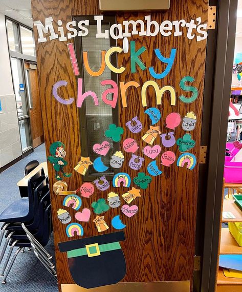 Student Made Classroom Decor, Classroom Door With Names, Teaching Organization Elementary, Vocab Bulletin Board Ideas, Ece Classroom Ideas, Elementary Teacher Organization, Elementary Classroom Themes Colorful, Uno Bulletin Board Ideas, Kindergarten Themes Classroom