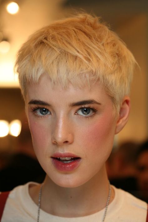 Agyness Deyn httpssmediacacheak0pinimgcom736x165e6c Tomboy Makeup, Queer Haircut, Lesbian Haircut, Kort Pixie, Androgynous Haircut, Agyness Deyn, Haircuts Ideas, Crop Hair, Cute Short Haircuts