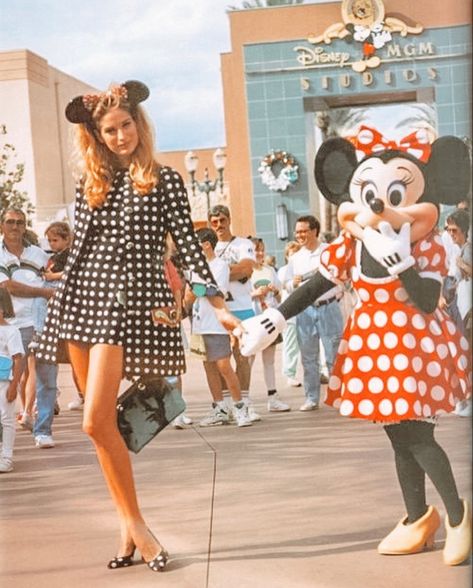 Retro Disney Outfit, Chic Disney Outfits, Retro Disney World, Disneyland Photoshoot, Park Fits, Bounding Outfits, Alice In Wonderland Pictures, Big Mouse, Disney Illustration