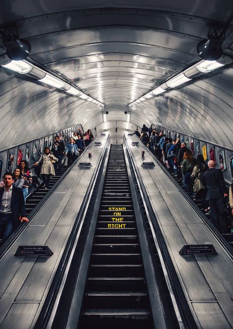 Rush hour in London Underground. Stan... | HD photo by Tom Parsons (@tomzzlee) on Unsplash London Vibes, London Guide, London Tube, London Aesthetic, Level Design, London Transport, U Bahn, City Of London, Things To Do In London