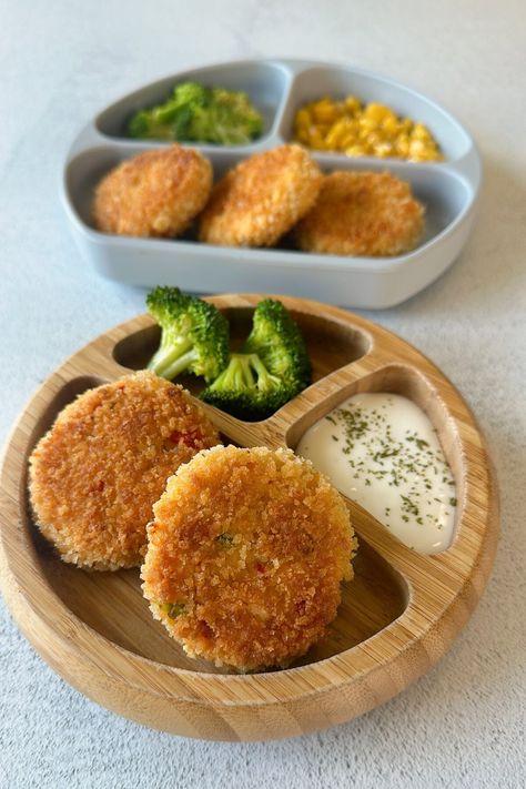 Easy Salmon Cakes (With Leftover Salmon) - Feeding Tiny Bellies Blw Picky Eaters, Baby Salmon Cakes, Blw Salmon Cakes, Salmon Toddler Recipe, Toddler Salmon Recipe, Toddler Meal Ideas Healthy, Salmon Cakes With Leftover Salmon, Salmon Baby Food Recipes, Salmon Recipes For Kids