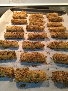 Baked Gluten Free Mozzarella Sticks - I'm A Celiac Gluten Free Mozzarella Sticks, Gluten Free Freezer Meals, Gluten Free Fast Food, Recipes For Diabetics, Restaurant Appetizers, Eating Gluten Free, Healthy Superbowl Snacks, Gluten Free Main Dishes, Gluten Free Restaurants