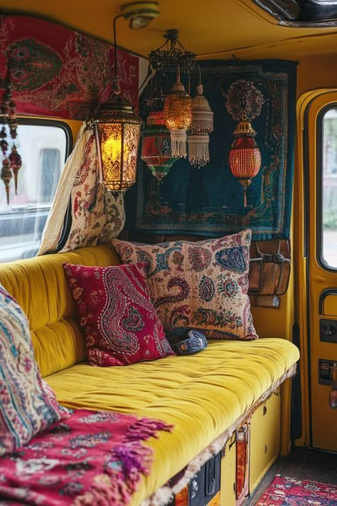 39 Boho and Hippie Camper Design Concepts - TastyInteriors Bohemian Camper Decor, Boho Caravan, Shabby Chic Campers, Hippie Camper, Family Christmas Dinner, Caravan Decor, Camper Interior Design, Camper Design, Bohemian Style Home