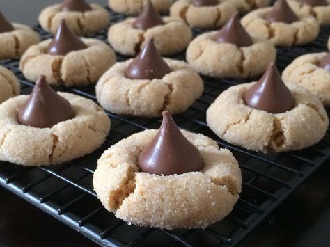 Peanut butter and Hershey’s Kisses blossom cookies Kiss Cookie Recipe, Peanut Butter Blossom, Peanut Butter Blossom Cookies, Perfect Sugar Cookies, Best Christmas Cookie Recipe, Kiss Cookies, Blossom Cookies, I Am Baker, Chocolate Sugar Cookies