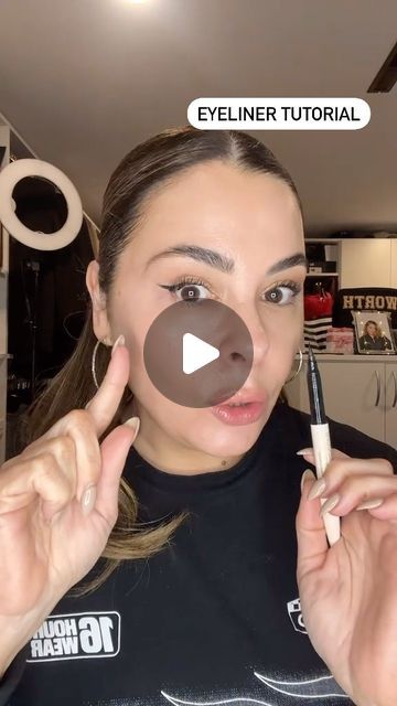 Cat Eye Eyeliner Tutorial Step By Step, Eyeliner Tape Hack, Taylor Swift Eyeliner Tutorial, Liquid Eyeliner Looks, Easy Eyeliner Looks, Cat Eye Eyeliner Tutorial, How To Wear Eyeliner, Cateye Eyeliner, Liquid Eyeliner Tutorial