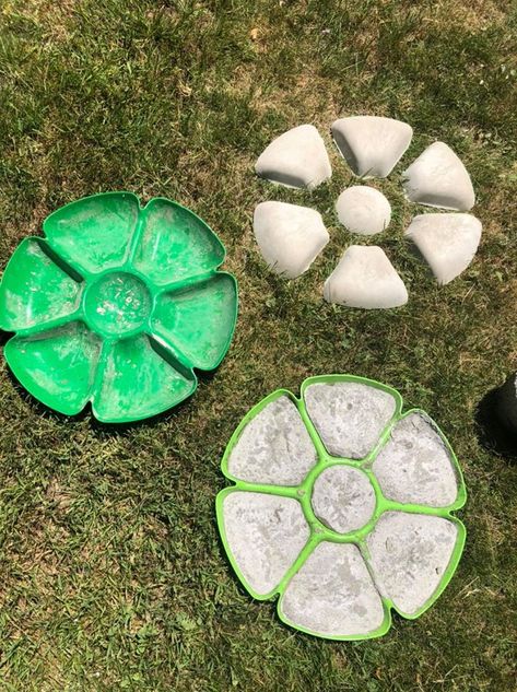 Flower Stepping Stones, Garden Stepping Stones Diy, Stepping Stones Diy, Garden Stepping Stones, Garden Decor Projects, Outdoor Crafts, Stones Diy, Garden Art Sculptures Diy, Cement Crafts