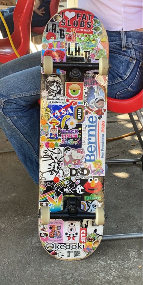 Skate Stickers Aesthetic, Things To Draw On Your Skateboard, Stickers On Skateboard, Skateboard With Stickers, Decorated Skateboard, Skateboard Stickers Aesthetic, Decorate Skateboard, Skate Board Stickers, Skateboard Collage