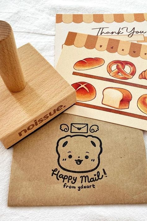 How delightful! 💖 @ydxart got creative with noissue Stamp by pairing it with custom Cards and using it to brand kraft envelopes. Equipped with a soy based ink pad, it marks porous surfaces without toxic chemicals for about 10,000 impressions. ✔️ Here are the creative ways to use one for small business branding! 🤗 Small Business Stamp Ideas, Logo Stamp Packaging, Cute Packaging For Small Business, Cute Logos For Small Business, Small Art Business Aesthetic, Small Business Aesthetic Packaging, Cute Stamps Design, Kawaii Small Business, Simple Packaging Ideas