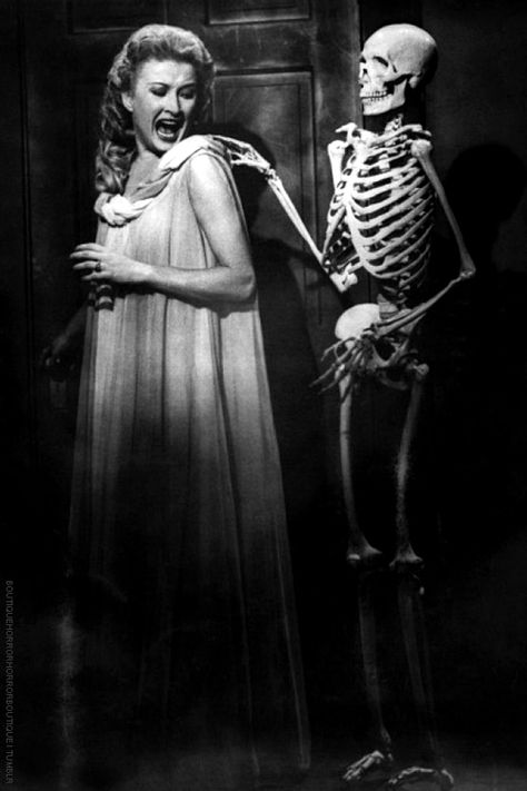 "Come with me Murderess." - The marvelous Carol Omart and Skeleton in "House on Haunted Hill". House On Haunted Hill 1959, Halloween Playlist, House On Haunted Hill, Halloween Music, Vincent Price, Famous Monsters, Sci Fi Horror, Classic Horror Movies, Horror Show