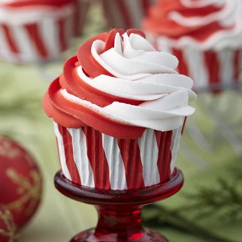 Peppermint Twist Cupcakes - Creating two-tone swirls without the colors blending has always been a decorating dilemma, but now we have the solution! The multi-bag striping technique is a surprisingly easy, three-bag decorating technique will give you stunning swirls. Red And White Cupcakes, White Cupcakes, Cupcake Wars, Love Cupcakes, Christmas Cupcakes, Yummy Cupcakes, Cake Decorating Tips, Cupcake Cookies, Christmas Cake