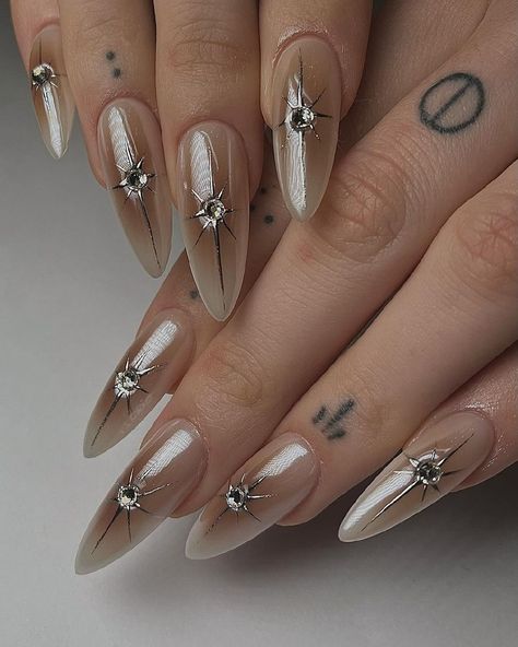 Fourth Wing Nail Art, Fourth Wing Nails, Greek Goddess Nails, Goddess Nails, Elegant Touch Nails, Natural Acrylic Nails, Minimal Nails Art, New Nail Designs, Edgy Nails