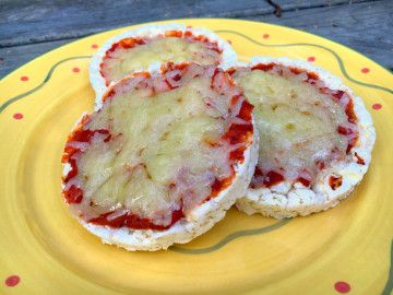 Pizza Slices White Cheddar Rice Cake, Low Cal Korean Recipes, White Cheddar Rice Cake Recipes, Rice Cake Pizza, Low Cal Pizza, Quaker Rice Cakes, Cheddar Rice, Peanut Butter Jelly Recipes, Low Cal Lunch