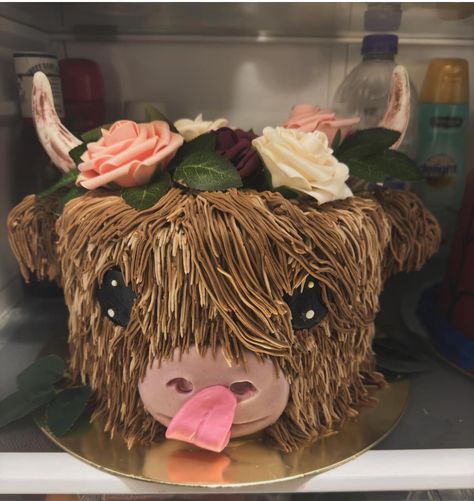 Holstein Cow Cake, Diy Highland Cow Cake, Cow Desserts, Highland Cow Birthday Cake, Vaquero Cake, Cow Themed Cake, Lilly Cake, Highland Cow Cake, Black And White Highland Cow