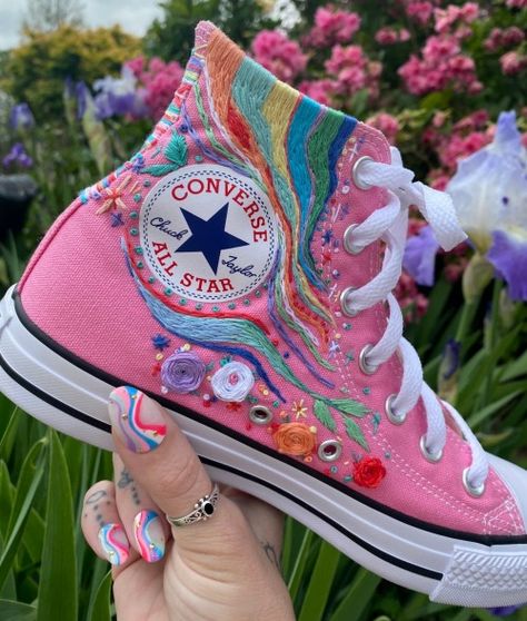 Embellished Converse, Diy Converse, Converse Embroidery, Mode Converse, Baskets Converse, Embroidered Converse, Haine Diy, Converse Pink, Pink Converse