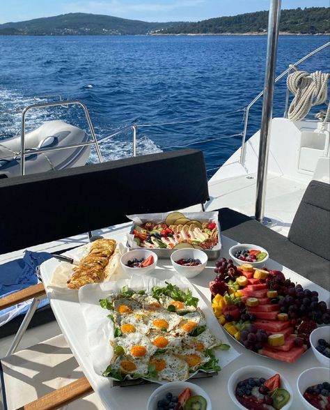 Croatia Yacht Week, Boat Picnic, Croatia Food, Yacht Aesthetic, Fancy Lunches, Rich Mom, Yacht Week, Mom Aesthetic, On A Yacht