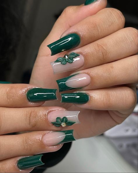 Acyrilics Nails Green, Dark Green Nails Medium Length, Green Emerald Nails Short, Quinceanera Nails Emerald Green Short, Cute Short Nail Sets Green, Dark Green Nails For Hoco, Pretty Emerald Green Nails, Emerald Green Graduation Nails, Green And Silver Quinceanera Dresses