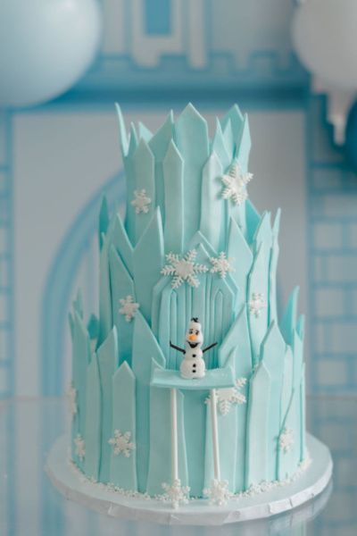 Frozen Winterland Party on Pretty My Party #birthday Ice Castle Cake, Frozen Party Cake, Winter Birthday Party Ideas, Olaf Birthday Cake, Blue Drip Cake, Frozen Castle Cake, Party Cake Ideas, Fondant Crown, Winter Birthday Party