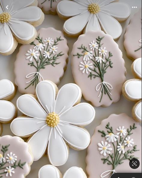 White Flower Cookies Decorated, Flower Cookie Royal Icing, Boho Flower Cookies, Daisy Flower Cookies, Spring Flower Sugar Cookies, Daisy Royal Icing Cookies, Daisy Sugar Cookies Royal Icing, Daisy Baby Shower Cookies, Cookie Decorating Flowers