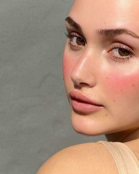 Gabriella Floyd | Makeup Artist on Instagram: "The stunning @zoonra 🌞 #sunkissed #blush #makeupbyme #crueltyfree Shooting beauty with @nadiaryder 📸💛" Sunkissed Blush Look, Makeup For Cool Summer, Blush Makeup Aesthetic, Makeup Pink Lips, Sunkissed Blush, Pink Blush Makeup, Glowy Blush, Rosy Makeup, Outfits Asian