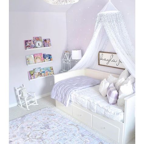 Daybeds can be so hard to make, that's why you need our zipper bedding!  Isn't this room from @mytexashouse just the cutest? Her whole feed is just amazing! Girls Daybed Room, Girls Daybed, Purple Girls Bedroom, Purple Girls Room, Purple Bedroom Decor, Daybed Room, Luxe Bed, Interior Design Blogs, Zipper Bedding