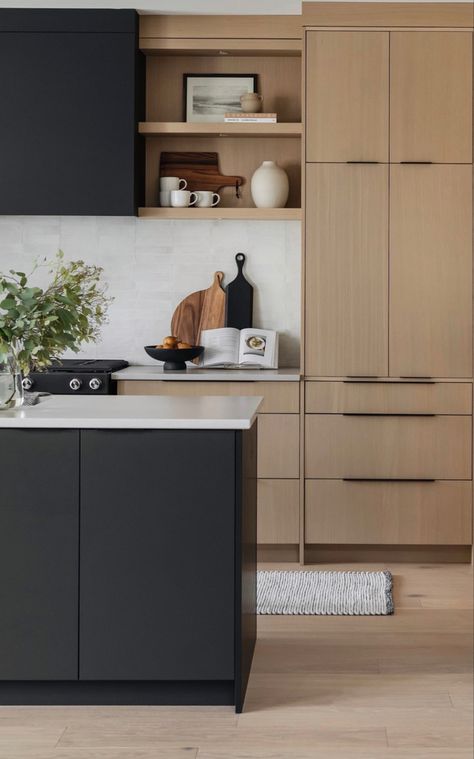 Kitchen Inspirations Minimalist, Beige Oak Kitchen, Black And Natural Kitchen Cabinets, Organic Modern Kitchen Cabinets, Scandi Modern Kitchen, Integrated Appliances Kitchen, Slab Cabinet Kitchen, Walnut And Black Kitchen, Beige Black Kitchen