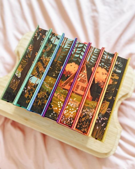 What is your most treasured book that you own? Own multiples tell me about them This set 😍😭💜 @afterlightbooks has really outdone themselves with this whole series it’s stunning! Swipe to see more #afterlightbooks #bergmanbrothers #chloeliese #stencillededges #bookstack #bookhygge #hyggebookstyle Diy Dust Cover Book, Hardcover Book Aesthetic, Books With Sprayed Edges, Books Covers Aesthetic, Painted Edges Book, Book Cover Ideas Diy, Freshman Boxes, Rebinding Books, It Book Cover