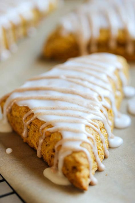 Glazed Scones, Starbucks Pumpkin Scones, Pane Dolce, Pumpkin Scones, Starbucks Pumpkin, Scones Recipe, Cat Recipes, Scone Recipe, Pumpkin Dessert