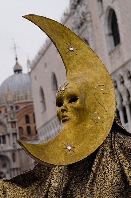 Probably one of the best masks I've ever seen for Carnival in Venice.  Really makes one feel everything is a little supernatural. Costume Venitien, Es Der Clown, Carnival Of Venice, Venetian Masks, 다크 판타지, Carnival Masks, Arte Obscura, Arte Inspo, Masks Masquerade