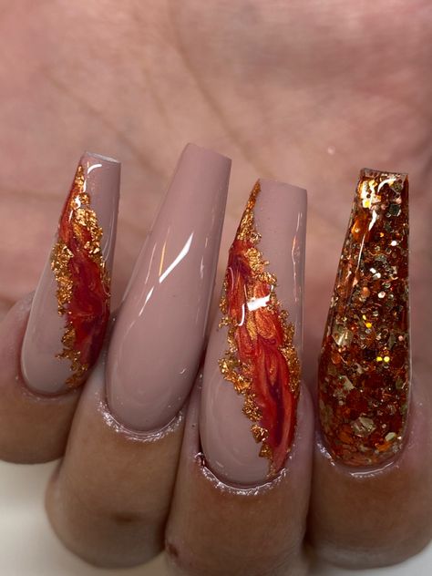 Nail Ideas With Gold Glitter, Fall Red Nails Acrylic, Thanksgiving Stilleto Nails, Fall Nails Ideas Autumn Orange, Orange And Brown Marble Nails, Fall Nail Designs With Rhinestones, Orange Fall Nail Designs, Burnt Orange Nails Designs, Nail Designs For Wedding