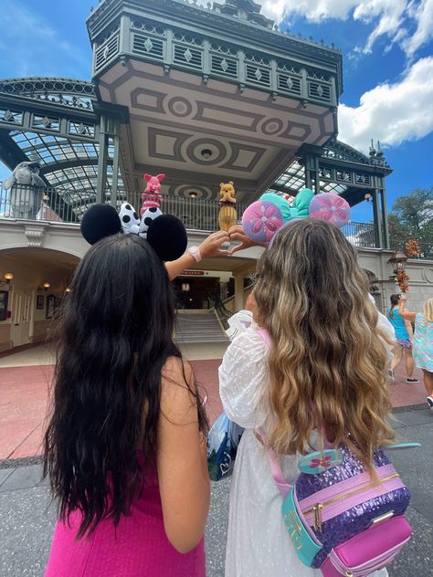 me n my bestie in #magickingdom #disneyworld #loungefly @waltdisneyworld Cute Disneyland Pictures, Disney Girls Trip, Disney Core, Disney Poses, Disney Picture Ideas, Disney Fits, Disneyland World, Disney Best Friends, Disneyland Photos