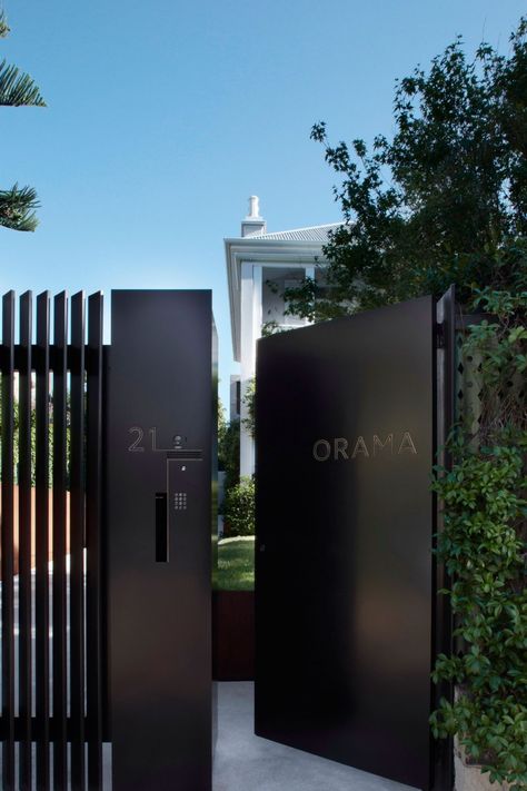 Orama by Smart Design Studio (2)                                                                                                                                                                                 Más Gard Modern, Tor Design, Home Designs Exterior, Modern Gate, Modern Fence Design, Front Gate Design, Entrance Gates Design, Casa Country, تصميم للمنزل العصري