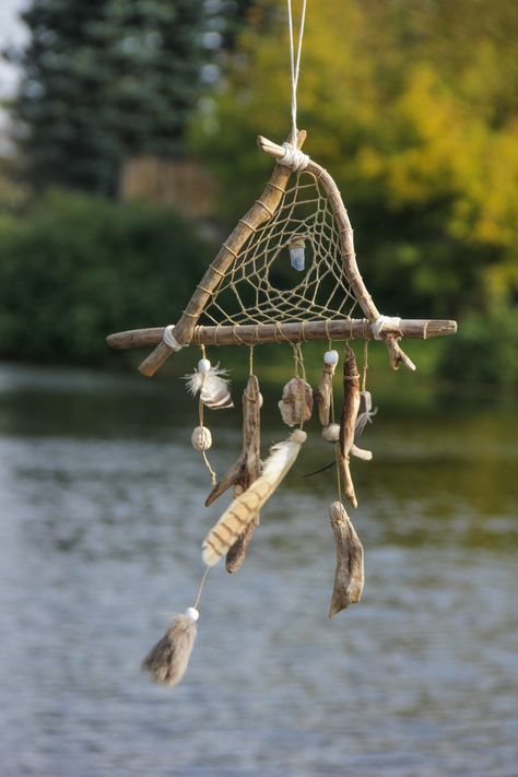 Pagan Dream Catcher, Drift Wood Dream Catcher, Feather Decor Ideas, Witchy Diy Decor, Driftwood Dreamcatcher, Diy Feather Decor, Dream Catcher Ideas, Wood Dream Catcher, Feather Decorations