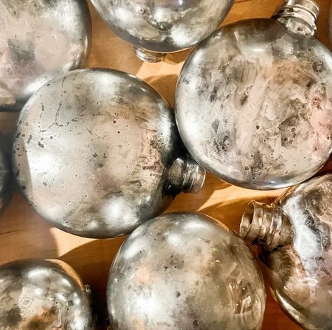 Mercury Glass Decor, Glass Ornaments Diy, Vintage Mercury Glass Christmas Ornaments, Christmas Ornament Tags, Vintage Christmas Balls, Diy Christmas Ball, Christmas Mirror, Mercury Glass Diy, Metallic Christmas