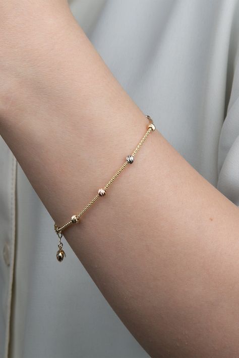 Gold Bracelet For Women Modern, Gelang Emas Simple Elegant, Ball Bracelet Gold, Delicate Gold Bracelet For Women, Bracelate Design Gold For Woman, Modern Gold Bracelet For Women, Good Bracelets For Women, Simple Gold Bracelets For Women, Gold Bracelet Designs For Women