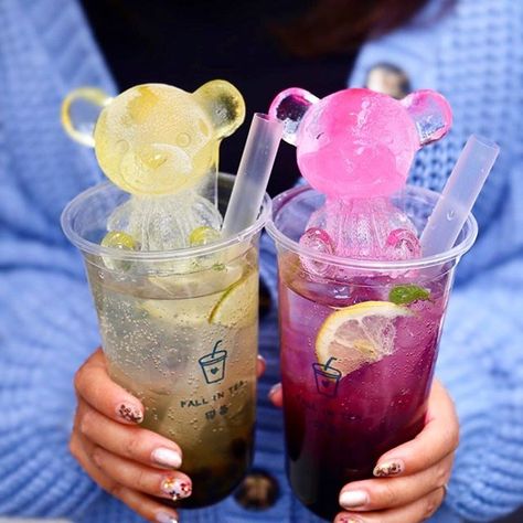 📸: @maki_1129__ #dailybobafeed #boba #bobalove #bobalife #tapioca #thaitea #milktea #milkteatime #milkteaaddict #milktealover #bubbleteaaddict #japan Chocolate Gummy Bears, Bubble Tea Flavors, Matcha Cafe, Water Fruit, Ugly Cakes, Kreative Snacks, Bear Recipes, Bubble Tea Boba, Yummy Alcoholic Drinks