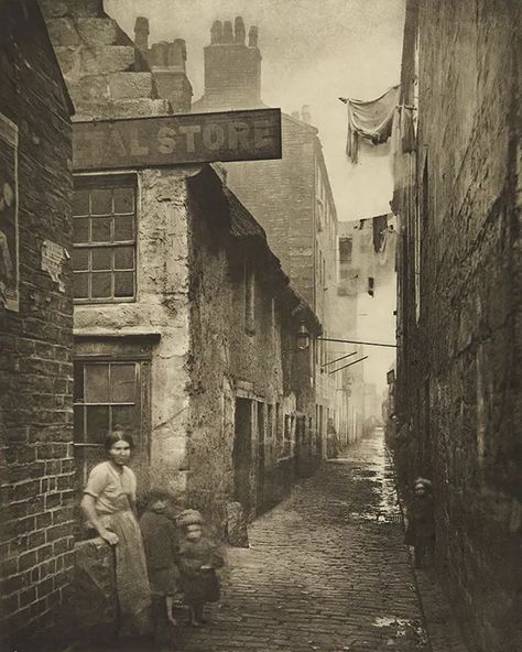 Victorian Slums, Victorian Britain, Victorian Street, Vintage Scotland, Vintage Foto's, Victorian Life, Victorian London, London History, Historic Clothing